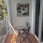 Charming Broadbeach Unit - Soothing Pool Views