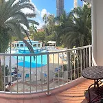 Charming Broadbeach Unit - Soothing Pool Views